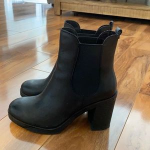 Chunky heel black leather Chelsea boot